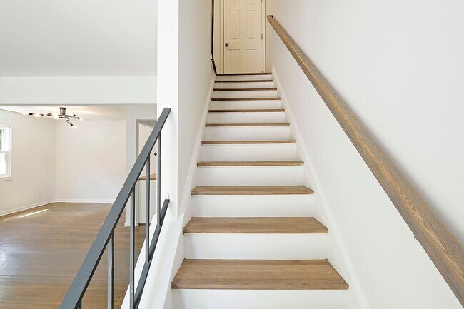 Building Photo - Pet-Friendly Duplex With Fenced Yard – Move-In Ready!
