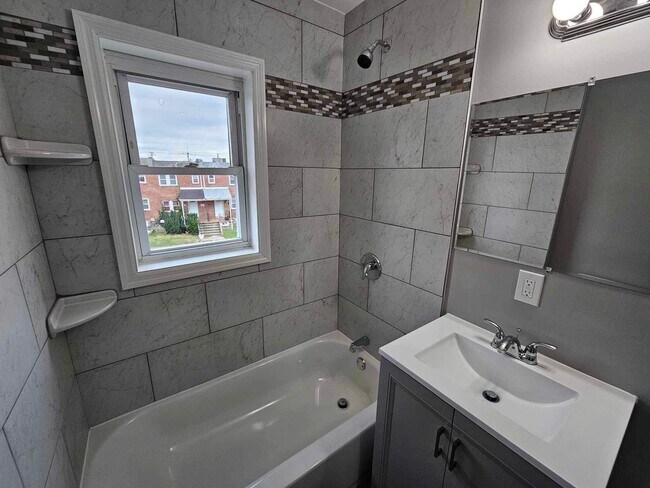 Building Photo - COMING SOON-4 Bedroom Townhouse in Essex