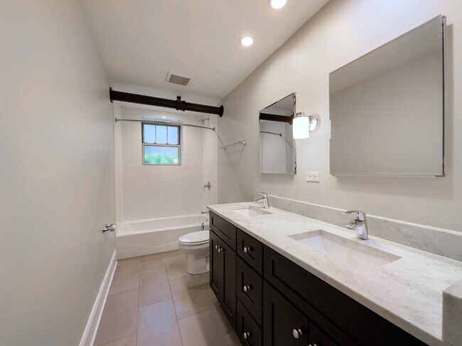 Building Photo - 936 E 52nd St