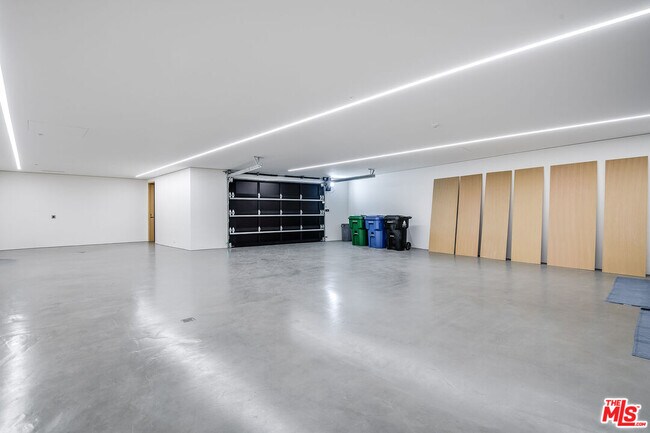 Building Photo - 9016 Thrasher Ave