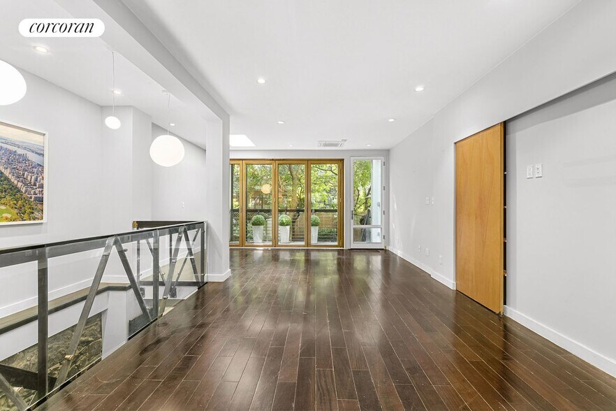 Building Photo - 448 W 25th St