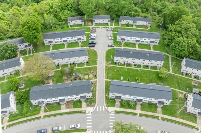 Building Photo - 2 bedrooms and 1 bathroom Townhouse in Mid...