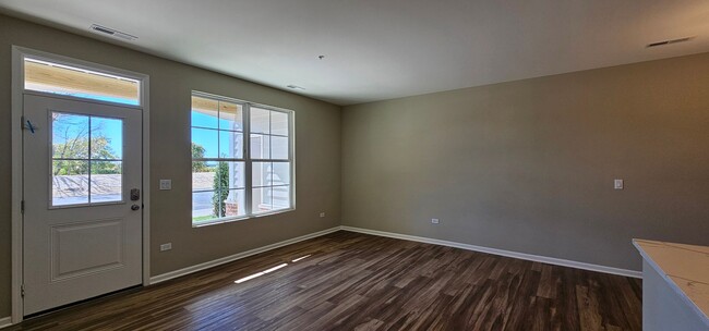 Building Photo - 1 Bedroom, 1 Bathroom, Mid, First floor, A...