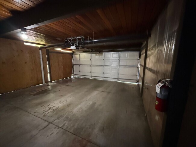 Building Photo - Spacious Single-Level Living with Retro Charm, Private Garage & Abundant Storage