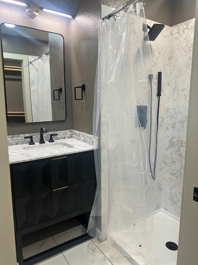 Building Photo - 3 Bedrom 2 Bath Duplex Fully Renovated