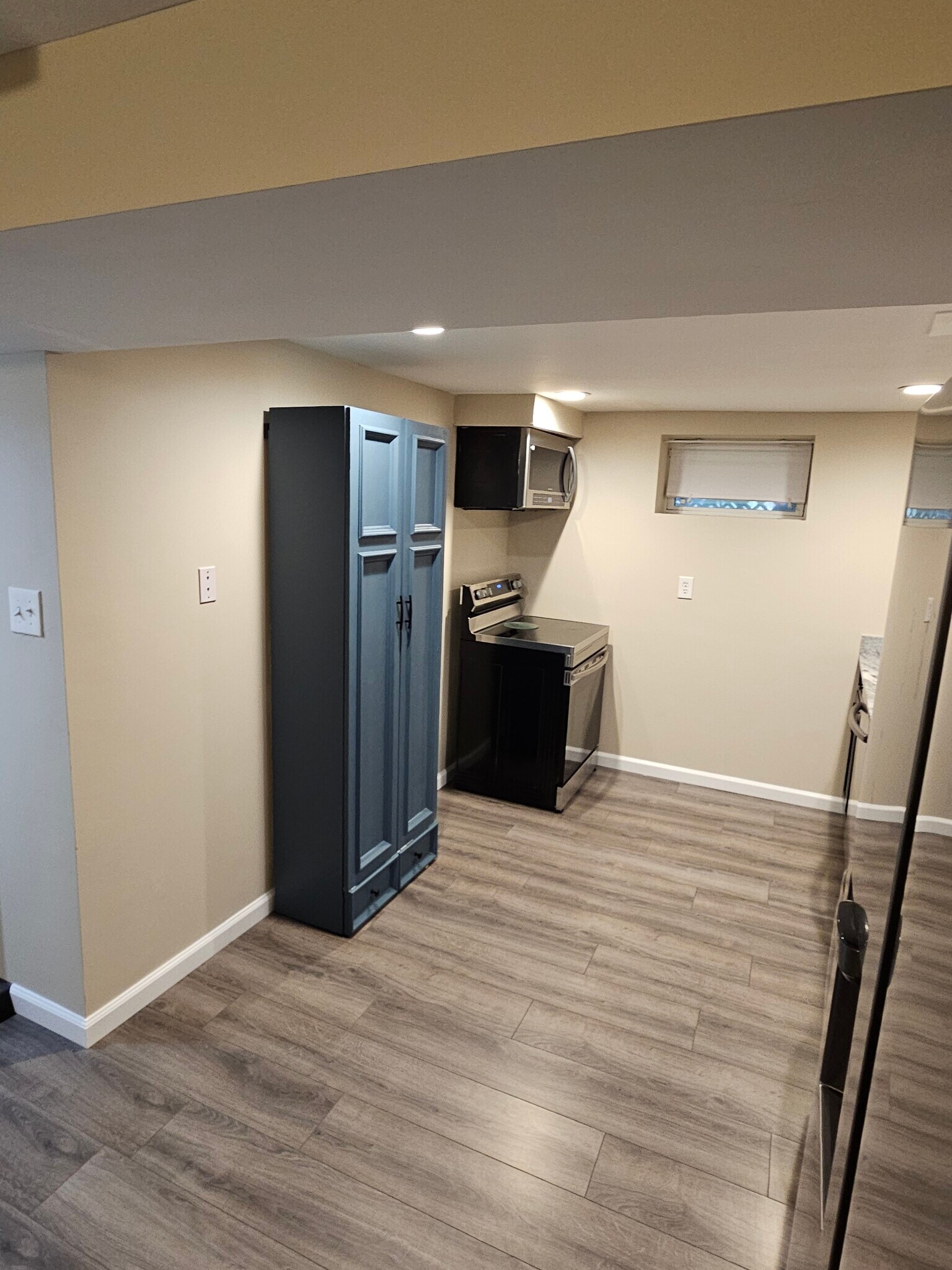 Range, Pantry, and Microwave - 3503 Dunnington Rd
