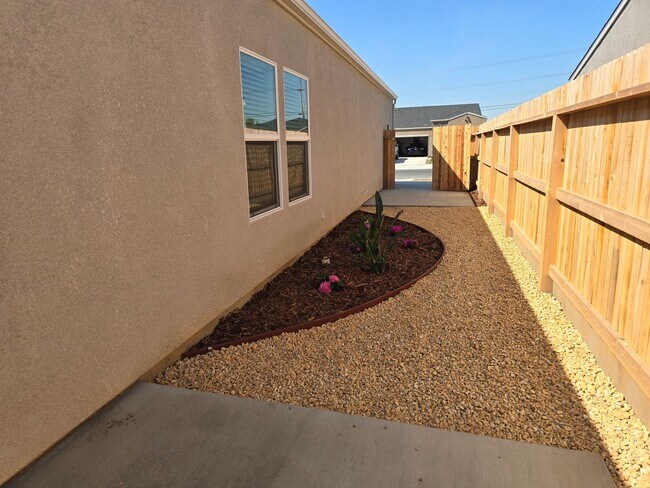 Building Photo - 3 BR 2 BA New Build home available 5/3