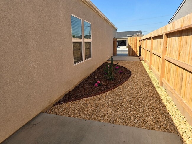 Building Photo - 3 BR 2 BA New Build home available now