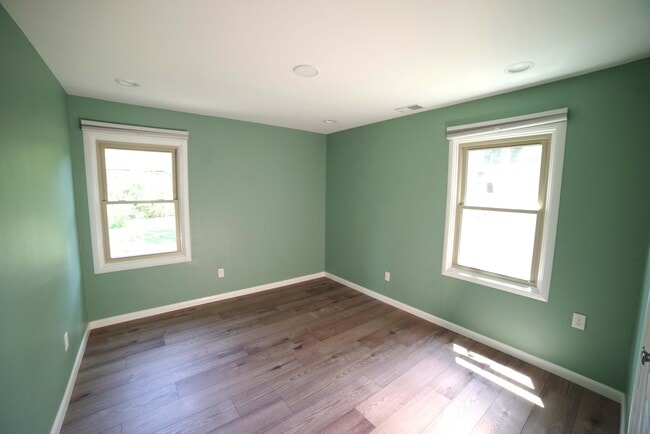 Building Photo - 1052 N Maple Rd