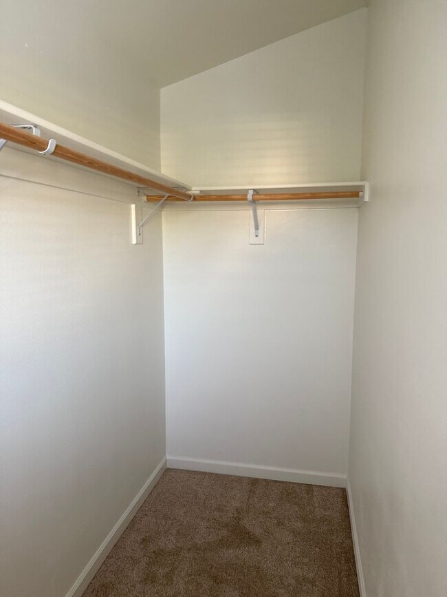 Building Photo - Beautiful 3 Bedroom House with High Ceilin...