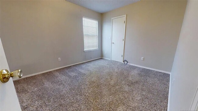 Building Photo - Available 8/1 - Charming Owasso Home in Quiet Cul-De-Sac