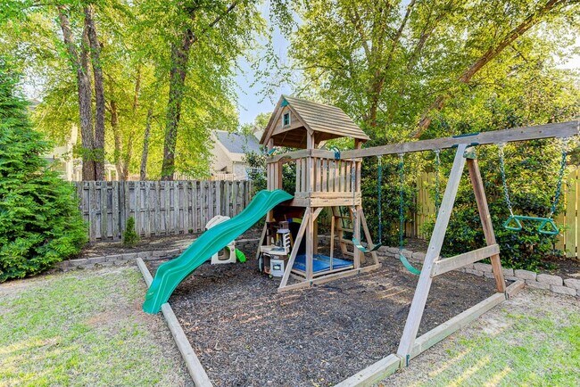 Building Photo - 1765 Hartwell Manor N