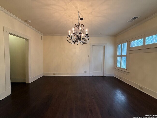 Building Photo - 334 W Gramercy Pl