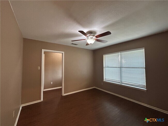 Building Photo - 826 Timber Dr