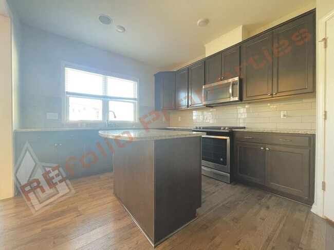 Building Photo - Beautiful End Unit 3 Story 4 bedroom, 3.5 ...