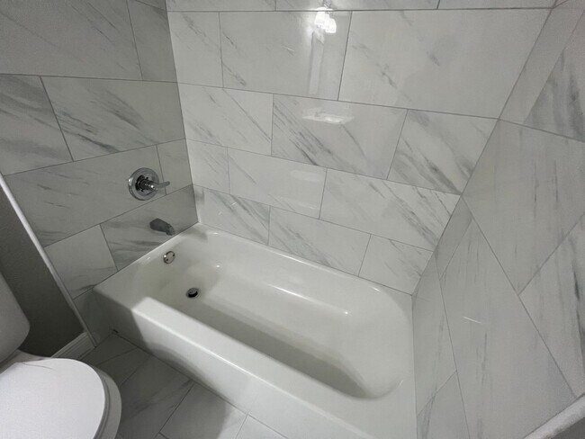Building Photo - Newly Renovated 2/1 Condo ~ Gated Community near Tuskawilla!