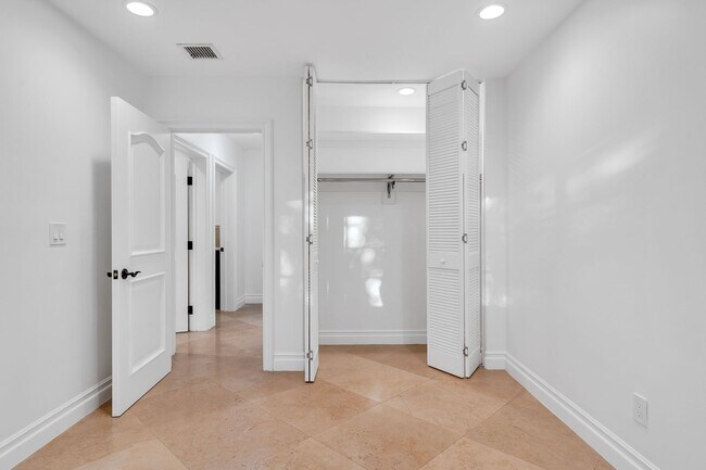 Building Photo - GORGEOUS 7 BED 6.5 BATH FOR LEASE IN BEVER...