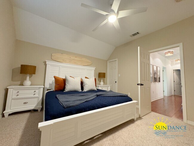 Building Photo - Exceptional Opportunity: Main Home plus Ga...