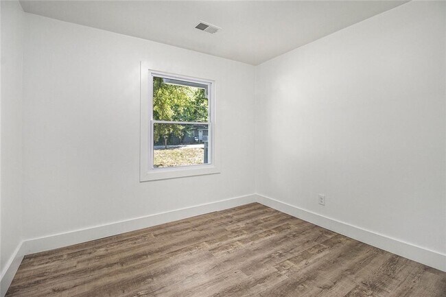 Building Photo - 1317 Redford Dr SE