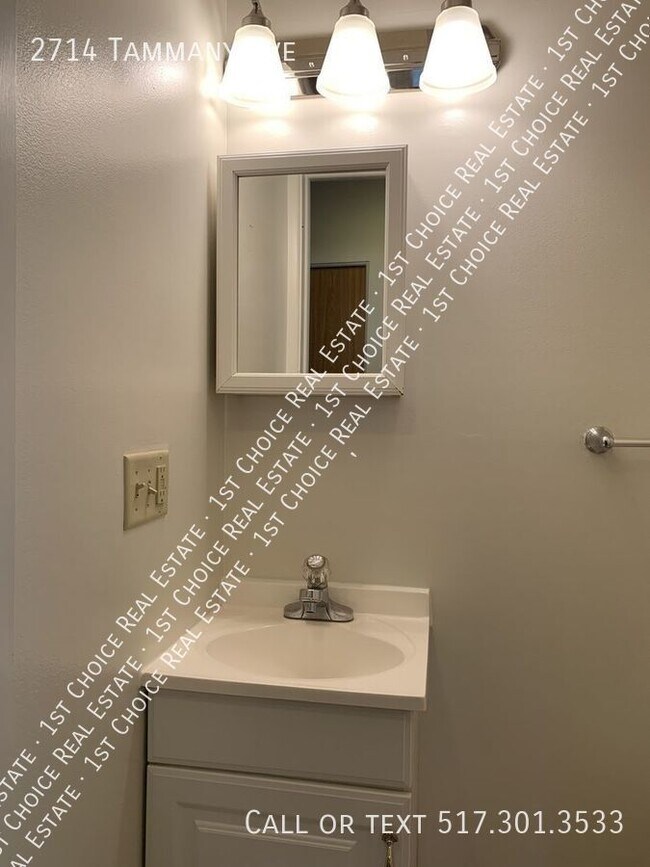 Building Photo - Spacious 3-BDR 1.5-BTH Duplex w/ Garage & ...