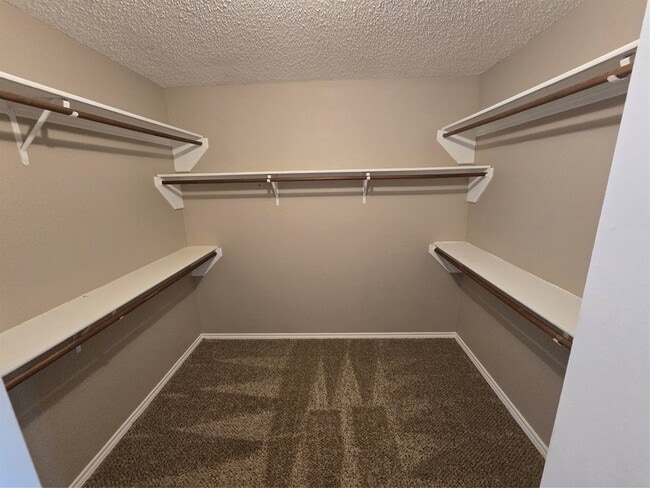 Building Photo - 2609 Classic Ct E