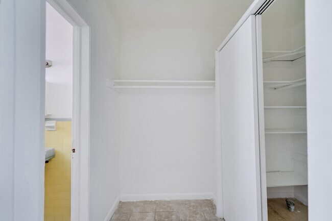 Building Photo - 6930 Rue Versailles Dr