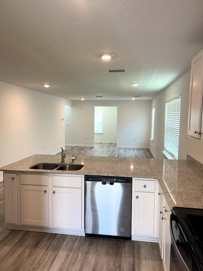 Building Photo - 133 Staggerbush St