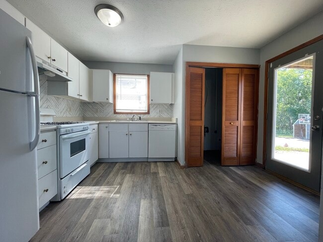 Primary Photo - 350 Stone Creek Dr