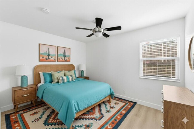 Building Photo - 1304 Summit St