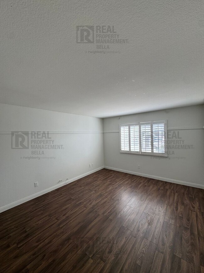 Building Photo - 23 Bella Donaci