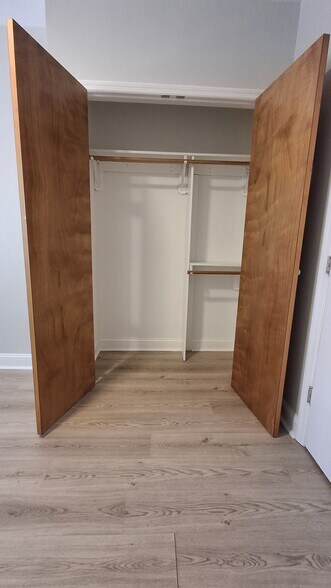 Large closet - 404 Madison St