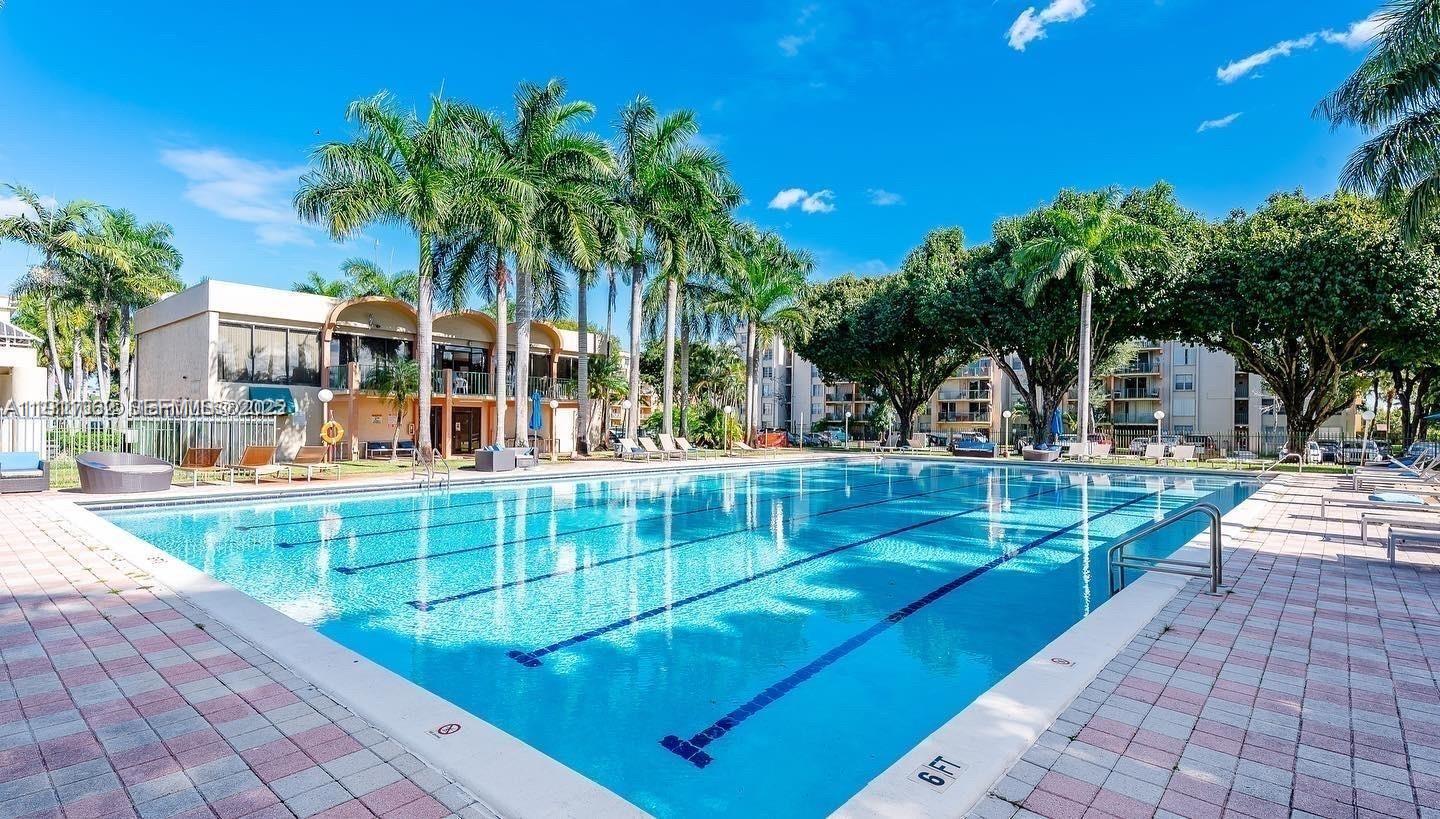 Building Photo - 9310 Fontainebleau Blvd