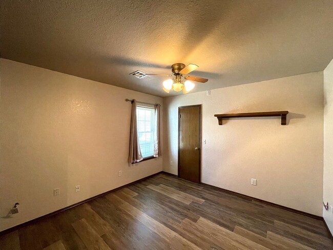 Building Photo - Welcome to this beautiful 4-bedroom, 3-bat...