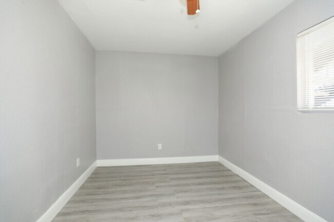Building Photo - For Lease-Housing Vouchers Accepted | 2 Bed, 1 Bath | 800 Sq Ft | Sunnyside Place Community |