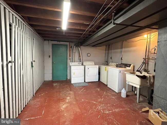 Building Photo - 5464 Vicaris St