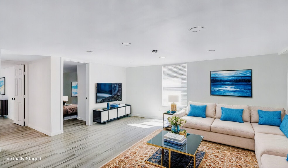 Building Photo - 2737 Stuart Dr