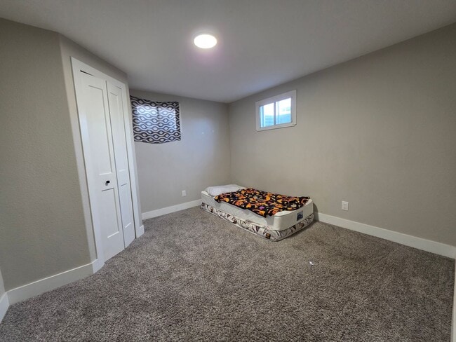 Building Photo - 5 Bed 2 bath Home near Fort Carson!!