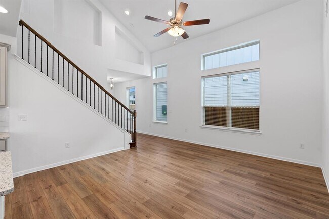 Building Photo - 348 Rend Dr