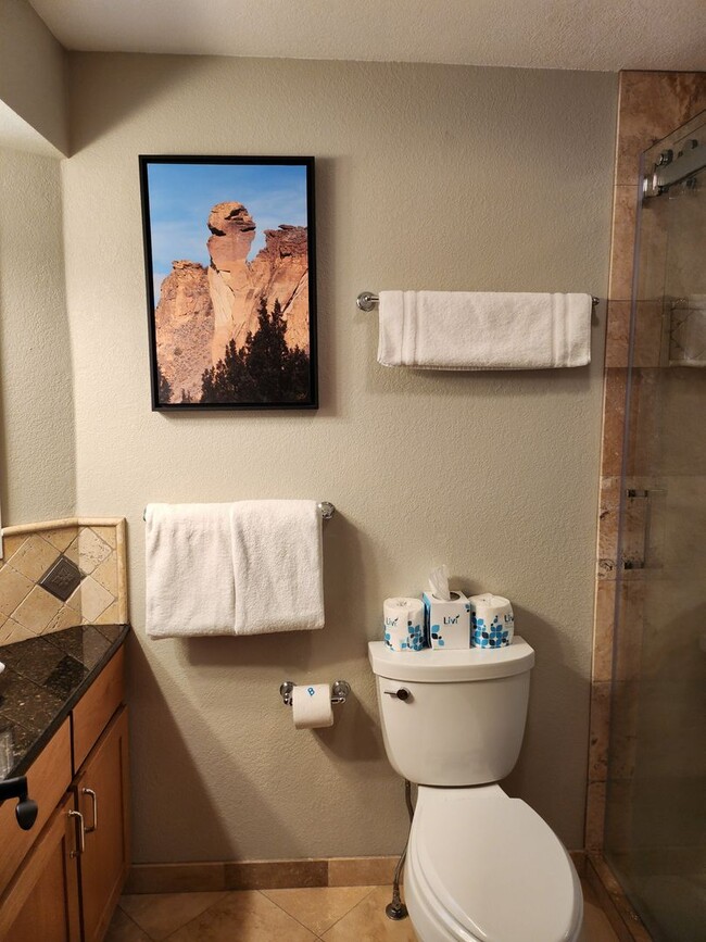 Building Photo - Seasonal Rental - Available through April ...