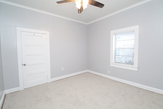 Building Photo - Charming 2-Bedroom Cottage Near Downtown P...