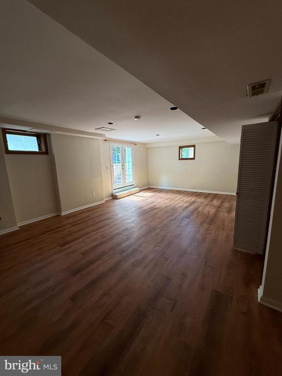 Building Photo - 10 Candlelight Ct