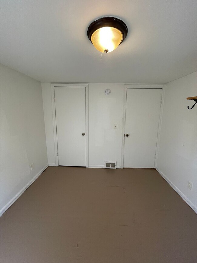 Building Photo - 402 N 6th Ave