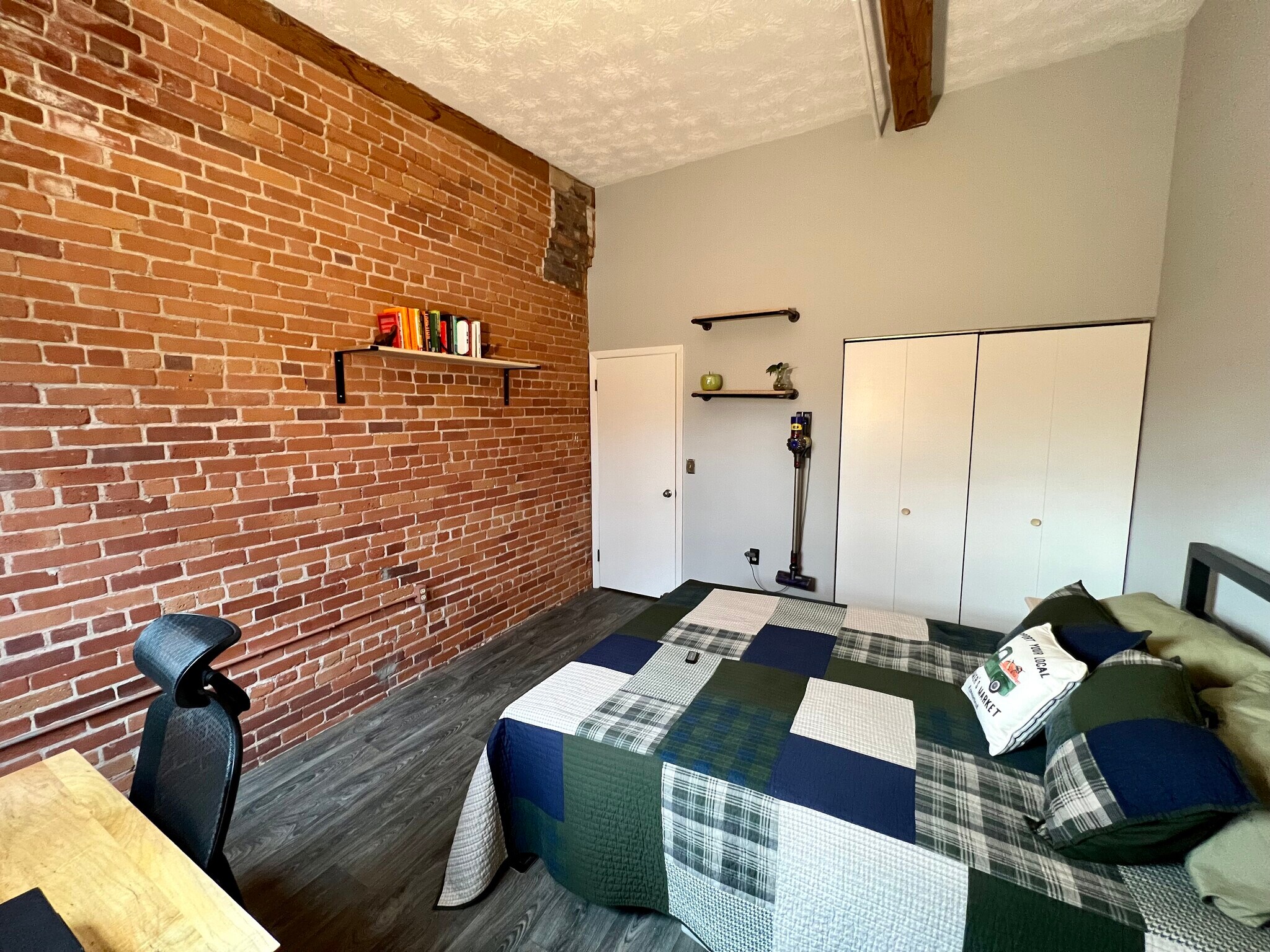 Building Photo - 222 Williams St E