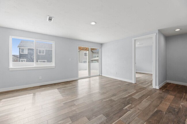 Building Photo - 6 Bedroom 3.5 Bathroom House in Saratoga Springs!