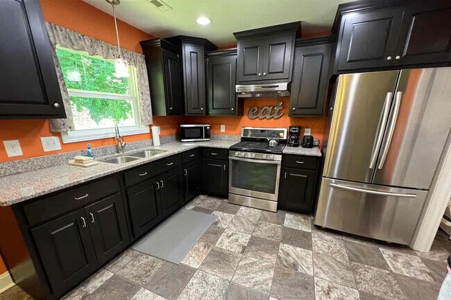 Building Photo - 121 Sawmill Springs Rd