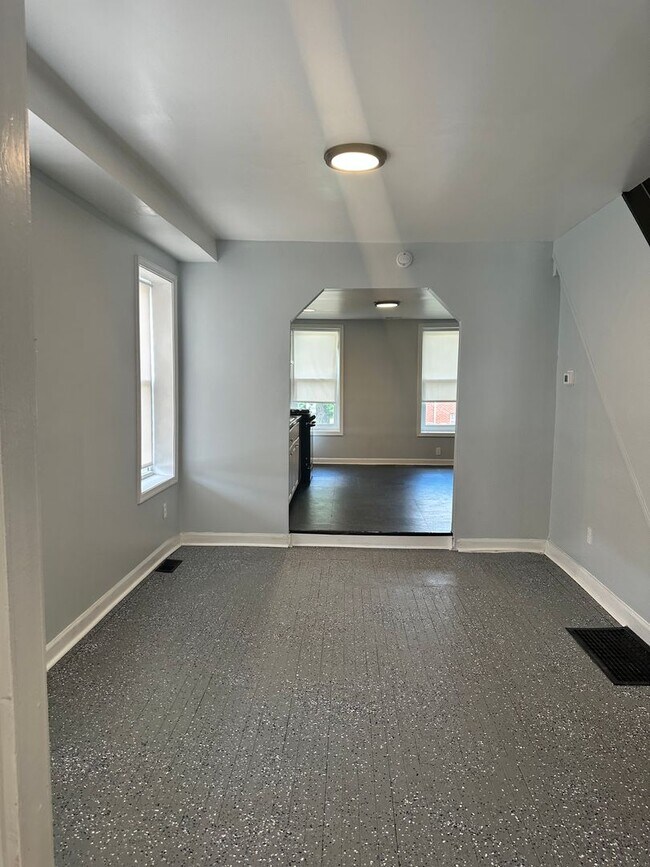Building Photo - Spacious, Corner Home, Central Air, W/D Hook-Up! Available Now!