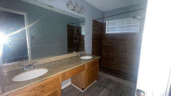 Building Photo - 9238 Golden Sunshine Dr