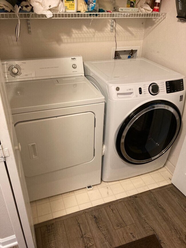 Building Photo - Bright and updated 3 bedroom with loft, In Unit Washer & Dryer, Large windows