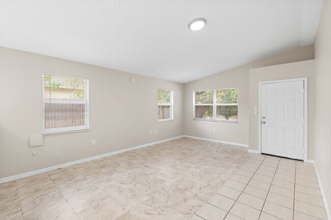 Building Photo - Cute 3/2 home with garage