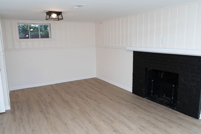 Building Photo - 3 Bedroom Home Located Near UVA